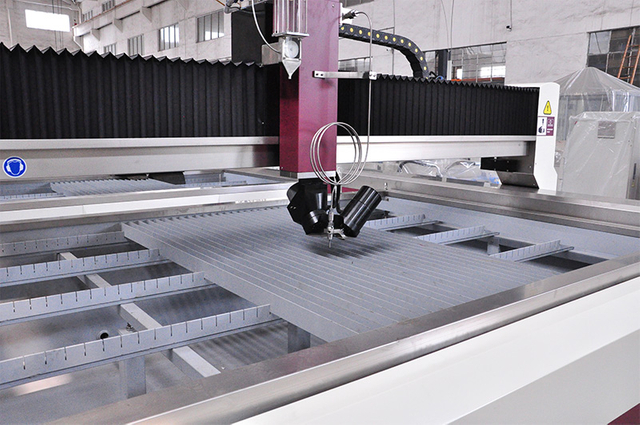 Dynamic 5 axis waterjet cutting head